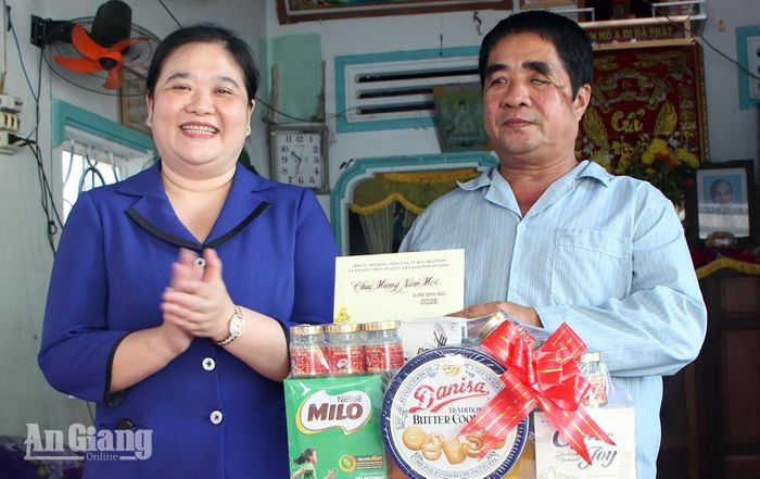 Phó Bí thư Đảng ủy UBND tỉnh An Giang Bùi Thị Hiền thăm, trao quà Tết Nguyên đán Bính Ngọ năm 2026 cho thương binh Đặng Văn Phước, ngụ xã Hội An.