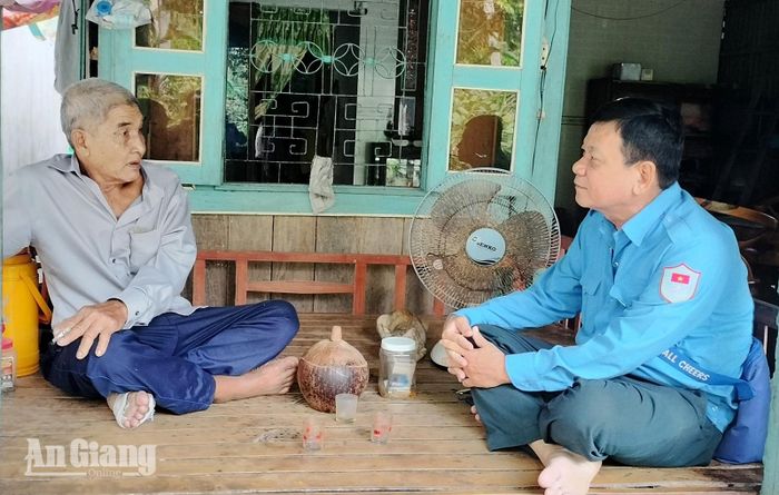 Cán bộ Đội K93 thu thập thông tin từ người dân trong việc tìm kiếm, quy tập hài cốt liệt sĩ. Ảnh: Đội K93 cung cấp