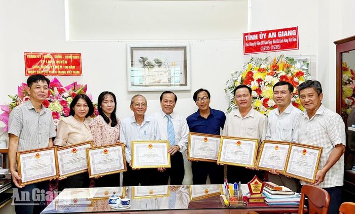 Chủ tịch Hội Nhà báo tỉnh Tân Văn Ngữ (giữa) trao giấy khen cho các cá nhân có thành tích trong công tác hội.