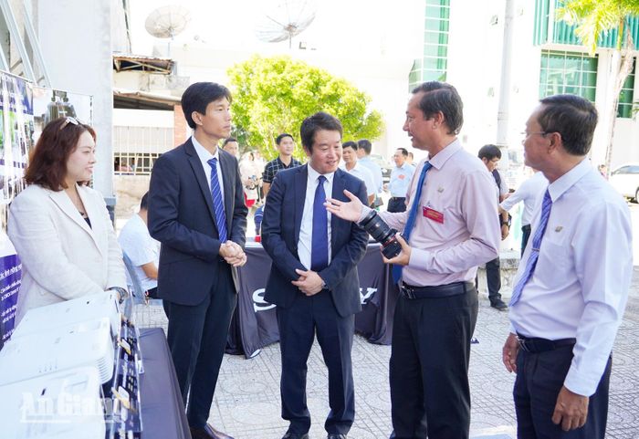Đại biểu tham quan gian trưng bày thiết bị tác nghiệp báo chí tại một sự kiện do Báo và phát thanh, truyền hình An Giang tổ chức, ngày 27/6/2026.