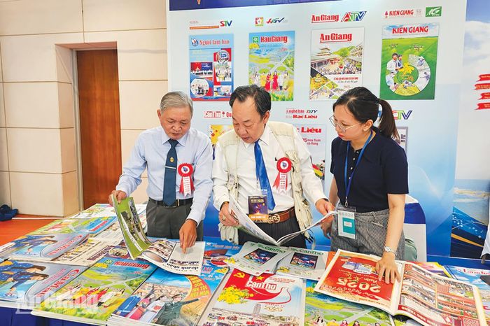 Đại biểu tham quan gian trưng bày của Cụm thi đua Hội Nhà báo các tỉnh, thành phố khu vực Nam sông Hậu tại Hội Báo toàn quốc năm 2025.