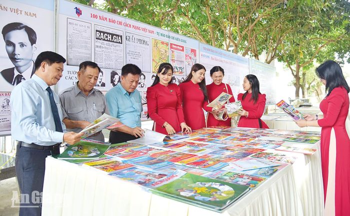 Đại biểu tham quan triển lãm “100 năm Báo chí cách mạng Việt Nam - Tự hào báo chí Kiên Giang”. Dịp này, Hội Nhà báo tỉnh còn sản xuất phim tài liệu “Báo chí Kiên Giang - Những chặng đường vẻ vang” và phối hợp xuất bản sách “Tiểu ban Thông tấn Báo chí tỉnh Rạch Giá - Những năm tháng không quên”.