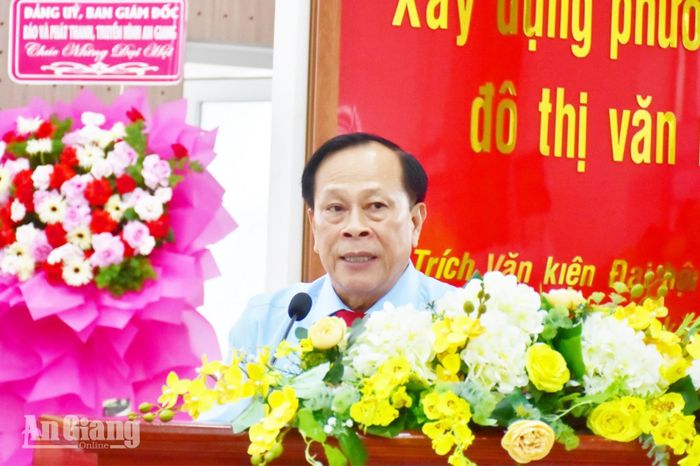 Chủ tịch Hội Nhà báo tỉnh An Giang Tân Văn Ngữ phát biểu khai mạc phiên họp thứ hai của Đại hội.