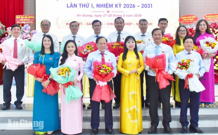 Phó Bí thư Tỉnh ủy, Chủ tịch Ủy ban MTTQ Việt Nam tỉnh An Giang Trần Thị Thanh Hương tặng hoa chúc mừng Ban Chấp hành Hội Nhà báo tỉnh An Giang nhiệm kỳ 2026 - 2031.