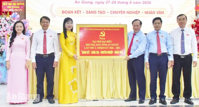 Ban Chấp hành Đảng bộ tỉnh An Giang tặng bức trướng chúc mừng Đại hội.
