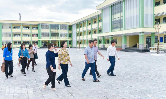 Đoàn công tác khảo sát tại Trường Phổ thông Nội trú Tiểu học và THCS Giang Thành.