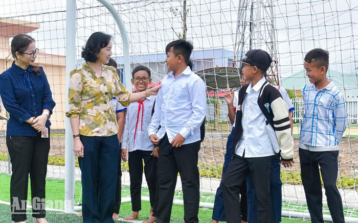 Phó Chủ tịch UBND tỉnh An Giang Nguyễn Thị Minh Thúy thăm hỏi học sinh Trường Phổ thông Nội trú Tiểu học và THCS Giang Thành.