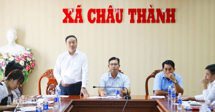 Phó Chủ tịch UBND xã Bình An Huỳnh Thanh Sơn báo cáo tại buổi kiểm tra, giám sát.