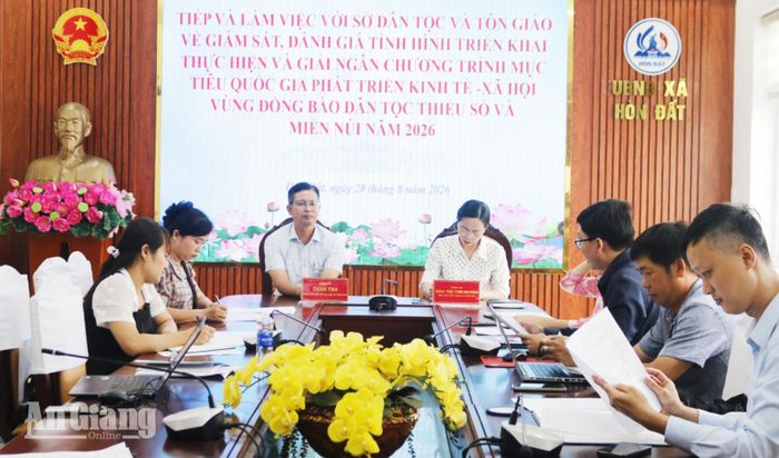 Quang cảnh buổi kiểm tra, giám sát tại xã Hòn Đất.
