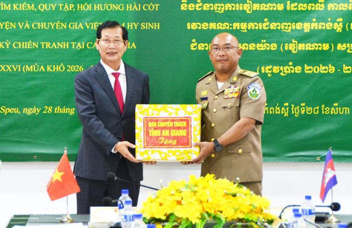 Ban Chuyên trách tỉnh An Giang tặng quà Ban Chuyên trách tỉnh Kampong Speu.