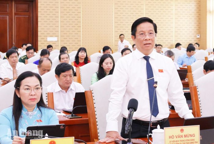 Ủy viên Trung ương Đảng, Phó Bí thư Tỉnh ủy, Chủ tịch UBND tỉnh An Giang Hồ Văn Mừng giải trình một số ý kiến của đại biểu đặt ra tại kỳ họp.