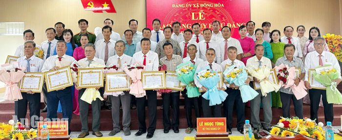 Các đảng viên chụp ảnh lưu niệm với lãnh đạo xã Đông Hòa.