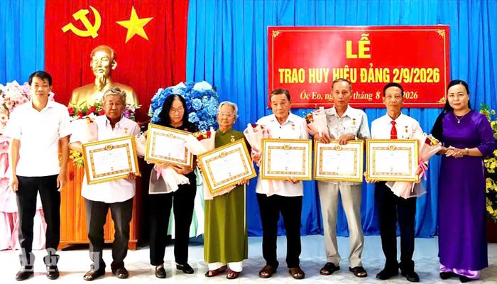 Lãnh đạo xã Óc Eo trao Huy hiệu Đảng đợt 2/9 cho đảng viên cao niên tuổi Đảng.