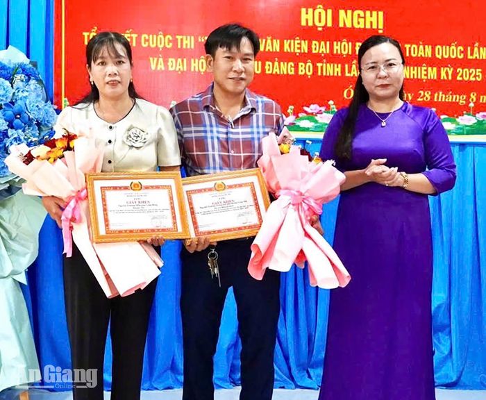 Lãnh đạo xã Óc Eo trao giải cá nhân cuộc thi “Tìm hiểu Văn kiện Đại hội đại biểu toàn quốc lần thứ XIV của Đảng và Đại hội đại biểu Đảng bộ tỉnh lần thứ I, nhiệm kỳ 2025 - 2030”.