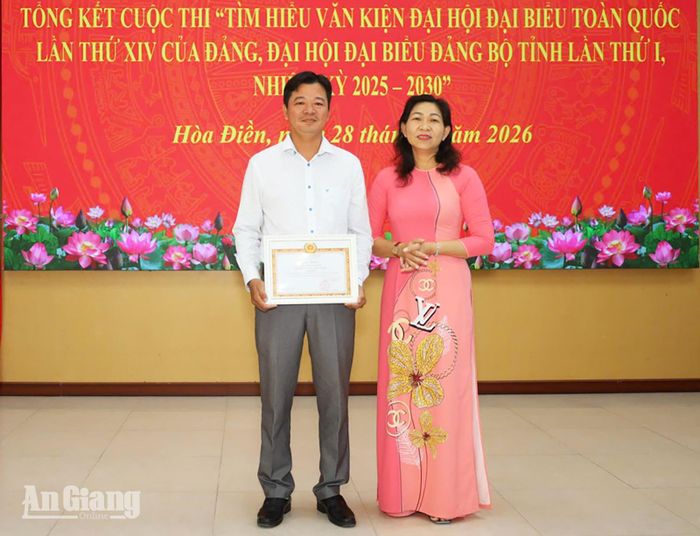 Phó Bí thư Thường trực Đảng ủy, Chủ tịch HĐND xã Hòa Điền Nguyễn Thị Mỹ Nhung trao giải nhất cho tác giả Lâm Hoàng Tâm.