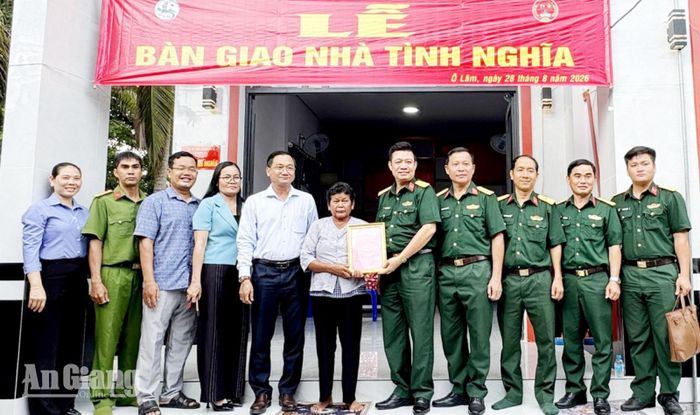 Bàn giao nhà Tình nghĩa cho gia đình bà Néang Sa Rôme.