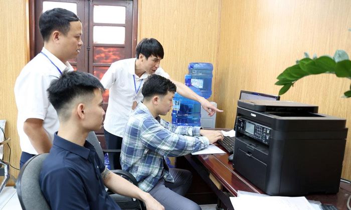 Cán bộ Trung tâm Phục vụ hành chính công xã Đại Đồng hướng dẫn người dân nộp hồ sơ trực tuyến.