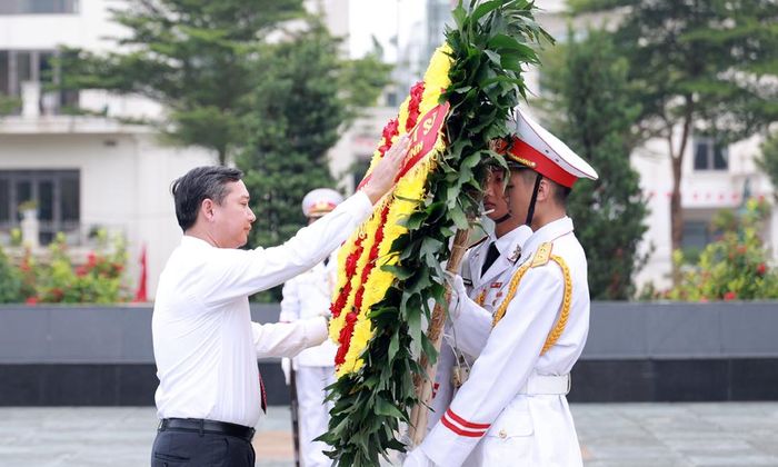  Đồng chí Nguyễn Việt Oanh dâng hoa tưởng niệm các Anh hùng liệt sĩ. 