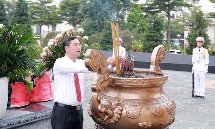  Đồng chí Phó Bí thư Tỉnh ủy, Chủ tịch HĐND tỉnh dâng hương tưởng niệm các Anh hùng liệt sĩ. 
