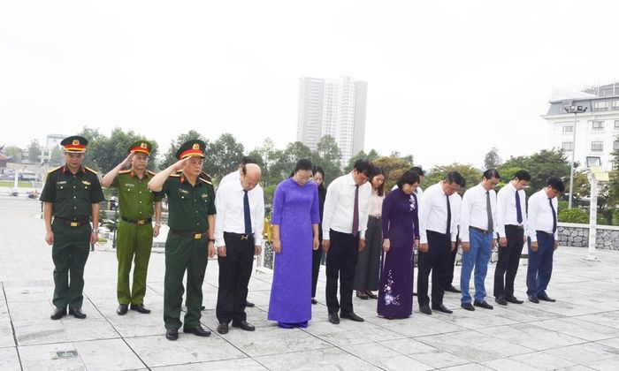  Đoàn đại biểu tưởng niệm các Anh hùng liệt sĩ.  