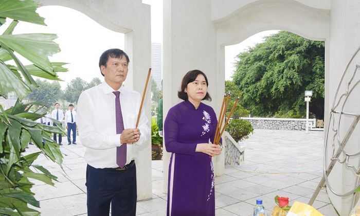  Đồng chí Trần Thị Hằng và đồng chí Tạ Đăng Đoan dâng hương tưởng niệm các Anh hùng liệt sĩ.  