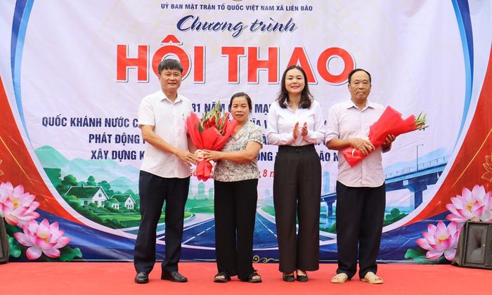 Lãnh đạo xã Liên Bão tặng hoa biểu dương các hộ dân tiên phong đăng ký hiến đất.