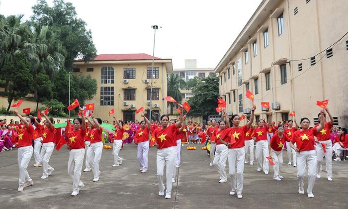 Một bài thi đồng diễn dưỡng sinh tham gia hội thao.