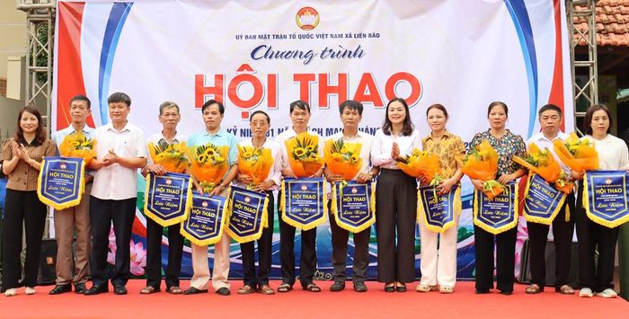 Lãnh đạo xã Liên Bão tặng hoa và cờ lưu niệm các đơn vị tham gia hội thao.