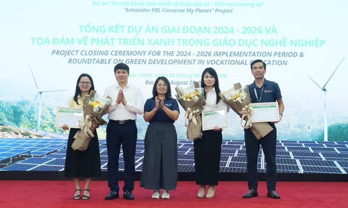 Khen thưởng các cơ sở giáo dục nghề nghiệp và giảng viên có đóng góp nổi bật trong quá trình triển khai Dự án.