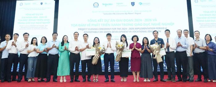 Các đại biểu chụp ảnh lưu niệm tại chương trình.
