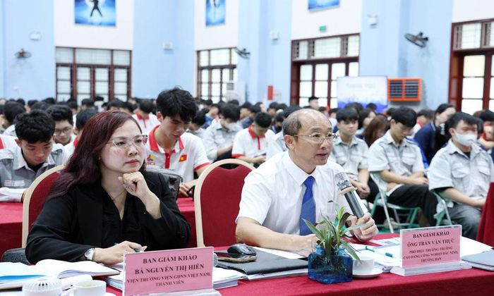  Thành viên Ban Giám khảo trao đổi, làm rõ ý tưởng của các nhóm tác giả tại vòng thi chung kết. 