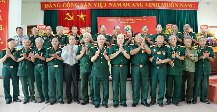  Các đại biểu chúc mừng Ban Chấp hành Hội Chiến sĩ Thành cổ Quảng Trị 1972 tỉnh Bắc Ninh, nhiệm kỳ 2026 - 2031. 