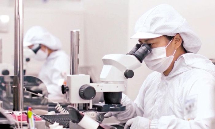  Dây chuyền sản xuất của Công ty trách nhiệm hữu hạn Amkor Technology Việt Nam. Ảnh: Trịnh Lan. 