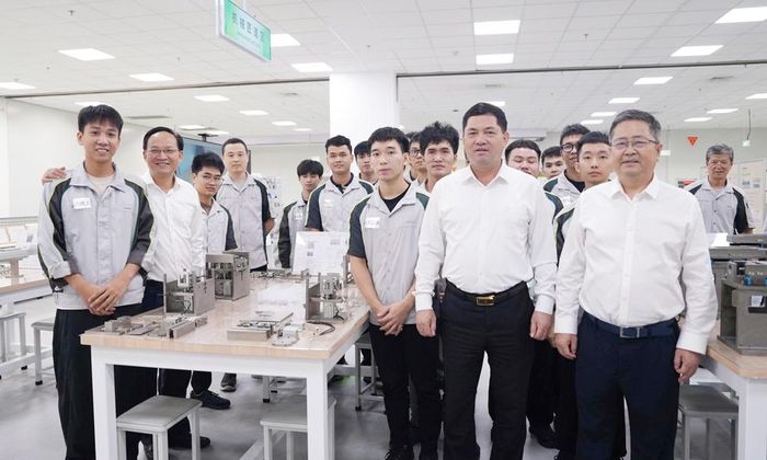 Đoàn công tác tỉnh Bắc Ninh cùng lãnh đạo Tập đoàn Goertek tại khu đào tạo, phát triển nguồn nhân lực của Tập đoàn. 