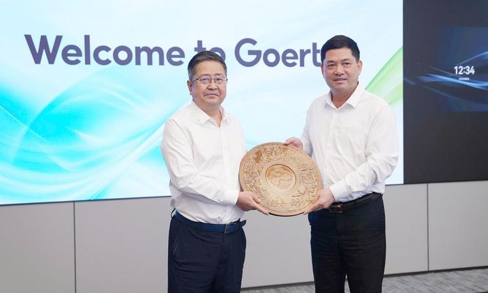  Bí thư Tỉnh ủy Nguyễn Hồng Thái tặng Chủ tịch Tập đoàn Goertek Khương Bân sản phẩm gốm Phù Lãng mang biểu trưng 8 di sản văn hóa được UNESCO ghi danh của tỉnh Bắc Ninh. 