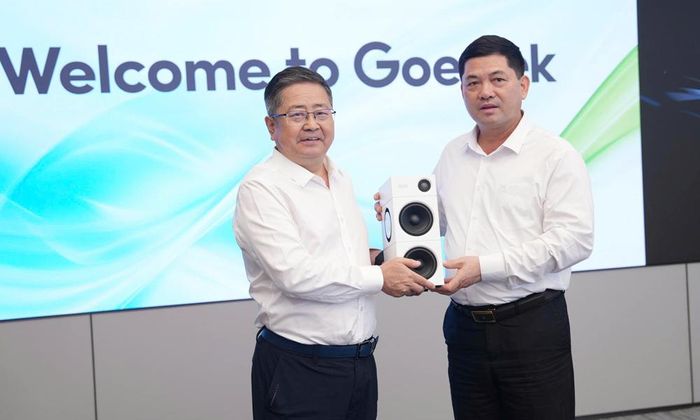  Chủ tịch Tập đoàn Goertek Khương Bân tặng Bí thư Tỉnh ủy Nguyễn Hồng Thái sản phẩm loa thế hệ mới do Tập đoàn phát triển. 