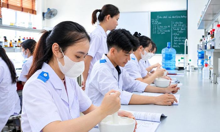 Phòng thực hành Hoá - Kiểm nghiệm tại Trường Cao đẳng Y tế Bắc Ninh.