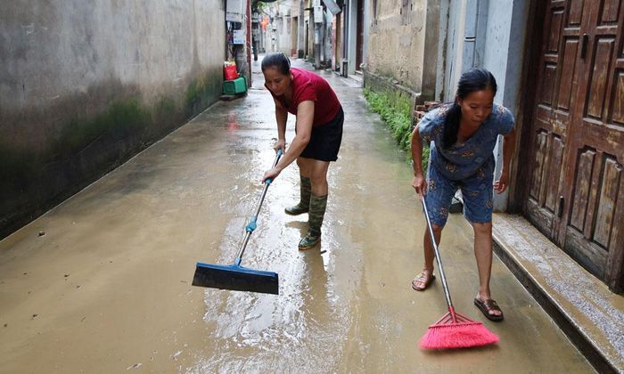 Ngoài vệ sinh nhà cửa, người dân còn dọn dẹp đường giao thông ngay khi nước rút. 