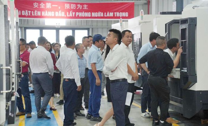  Factory Tour - Hoạt động thú vị tạo điều kiện cho khách hàng tham quan trực tiếp nhà máy, tìm hiểu quy trình kỹ thuật thực tế. 