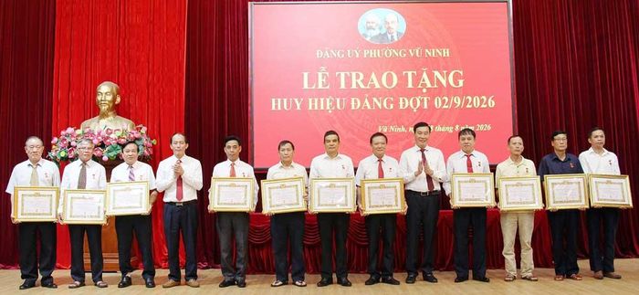  Lãnh đạo Đảng ủy phường Vũ Ninh trao Huy hiệu 35 năm tuổi Đảng cho các đảng viên. 