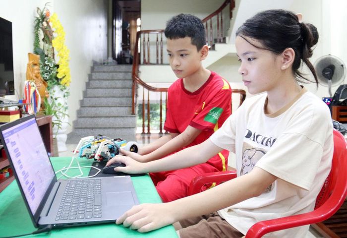 Hai anh em Tiến Quân và Hương Thảo tập luyện tại nhà. 