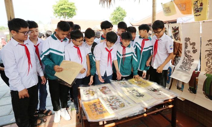  Học sinh tham quan tìm hiểu di sản tranh dân gian Đông Hồ tại phường Thuận Thành. 