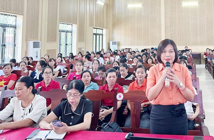  Đại diện lãnh đạo Trường Trung học cơ sở Nguyên Hồng nêu ý kiến tại hội nghị đối thoại. 