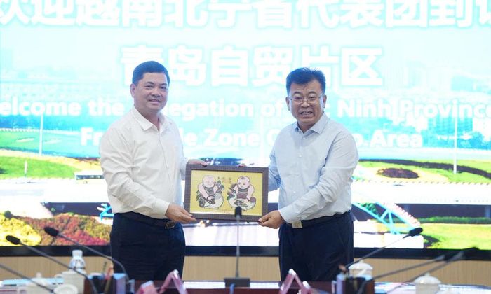  Bí thư Tỉnh ủy Nguyễn Hồng Thái tặng ông Cao Thiện Vũ bức tranh dân gian Đông Hồ - sản phẩm văn hóa đặc trưng của Bắc Ninh đã được UNESCO ghi danh. 
