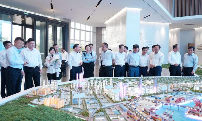  Bí thư Tỉnh ủy Nguyễn Hồng Thái cùng Đoàn công tác tìm hiểu mô hình quy hoạch, tổ chức không gian Khu thương mại tự do Thanh Đảo. 