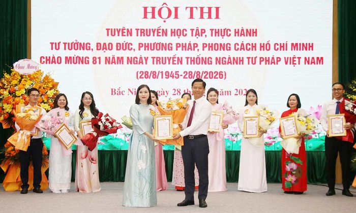  Đồng chí Lưu Đình Thực, Tỉnh ủy viên, Giám đốc Sở Tư pháp, Trưởng Ban Tổ chức hội thi trao giải Nhất cho thí sinh Lê Thị Phương Minh (Chi bộ Văn bản). 