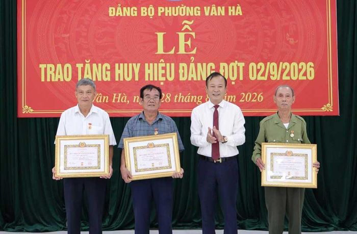  Đồng chí Nguyễn Đại Lượng trao tặng Huy hiệu Đảng cho các đảng viên. 