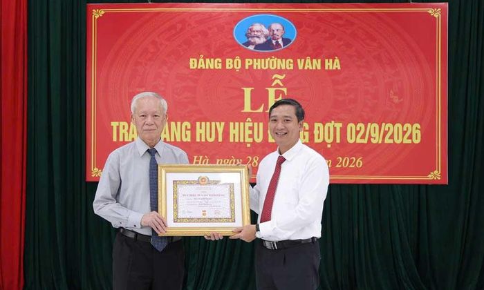  Đồng chí Nguyễn Việt Oanh trao tặng Huy hiệu 50 năm tuổi Đảng cho đồng chí Nguyễn Công Bộ. 