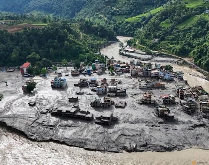 Bùn đất bao phủ nhiều tòa nhà sau trận lũ nghiêm trọng tại Trishuli, huyện Nuwakot, Nepal, ngày 27/8/2026. Ảnh: Reuters/Navesh Chitrakar