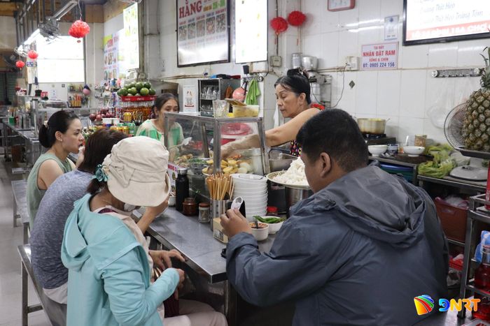 Du khách tham quan, trải nghiệm ẩm thực tại chợ Cồn. Ảnh: TRIỀU SAN